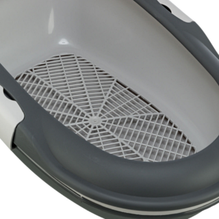 grijze kattenbak met meerdere lagen